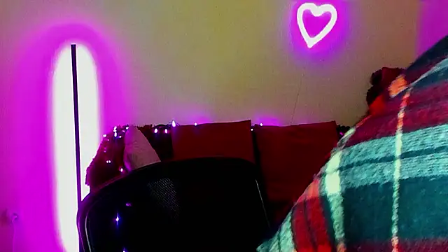 Snapshot of Alicia_love00 chatting on 03-25-26, 06:30 Alicia love00 online show from 03-25-26, 06:30