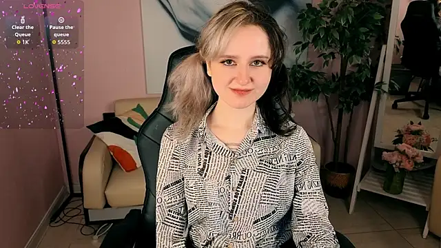 Snapshot of girl_next_doorr chatting on 06-21-26, 01:13 girl next doorr online show from 06-21-26, 01:13