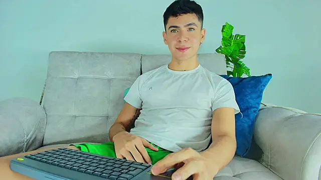Snapshot of CamiiGuzmanX chatting on 10-12-25, 11:26 CamiiGuzmanX online show from 10-12-25, 11:26
