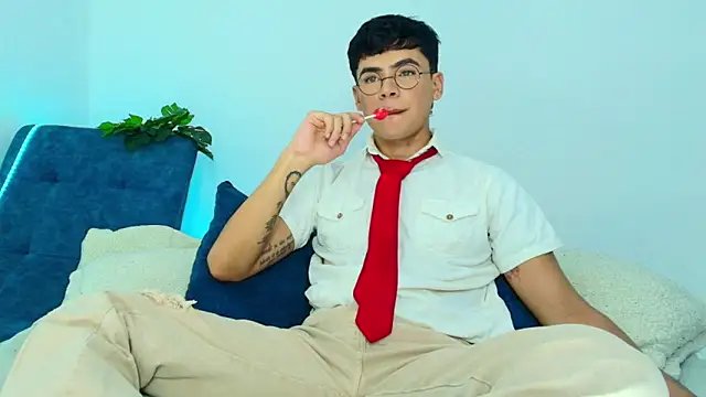 CamiiGuzmanX online show from 11-22-25, 05:23