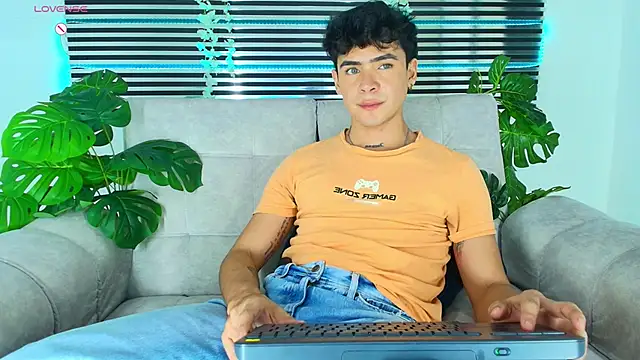 CamiiGuzmanX online show from 04-18-26, 09:37