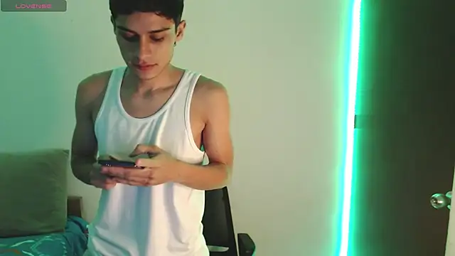 Snapshot of axel_davis_ chatting on 10-12-25, 03:49 axel davis online show from 10-12-25, 03:49