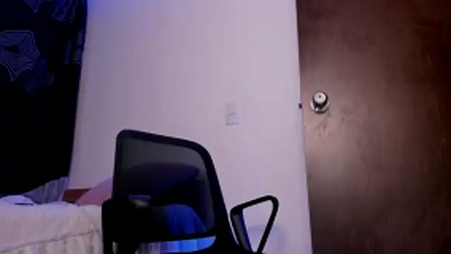 Snapshot of axel_davis_ chatting on 10-31-25, 12:55 axel davis online show from 10-31-25, 12:55