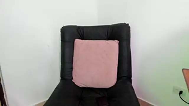 Snapshot of axel_davis_ chatting on 12-16-25, 12:21 axel davis online show from 12-16-25, 12:21