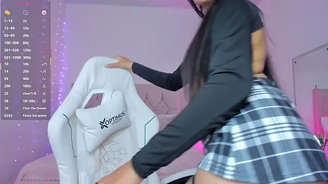 Snapshot of kim_dreams18 chatting on 10-31-25, 12:00 kim dreams18 online show from 10-31-25, 12:00