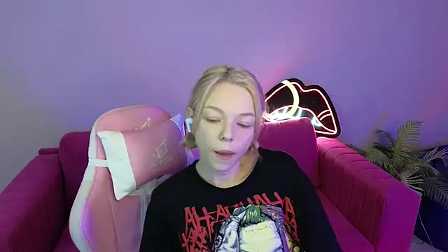 MillaHolt online show from 09-13-25, 01:38