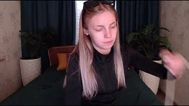 HitGyrl online show from 10-22-25, 08:25