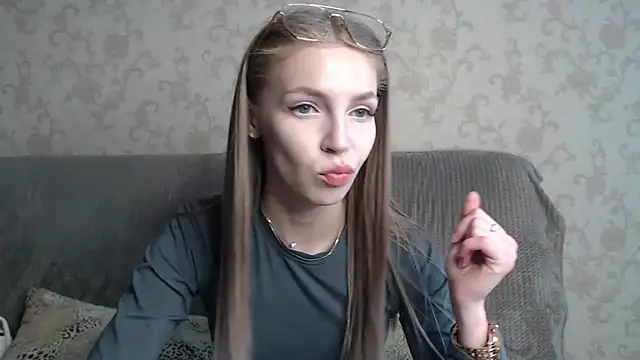 HitGyrl online show from 05-12-26, 08:11