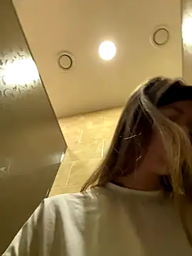 Snapshot of ElliRose chatting on 09-30-25, 05:56 ElliRose online show from 09-30-25, 05:56