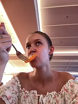 Snapshot of ElliRose chatting on 10-11-25, 12:32 ElliRose online show from 10-11-25, 12:32