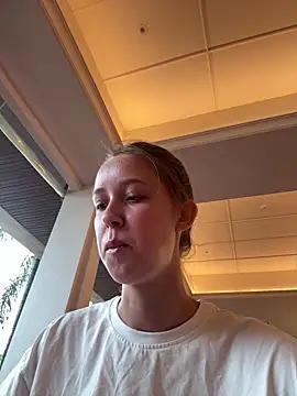 Snapshot of ElliRose chatting on 10-22-25, 01:39 ElliRose online show from 10-22-25, 01:39