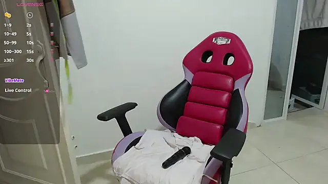 Snapshot of nice_oussy chatting on 10-04-25, 10:52 nice oussy online show from 10-04-25, 10:52