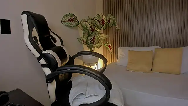 Snapshot of anagil_ chatting on 11-10-25, 09:03 anagil online show from 11-10-25, 09:03