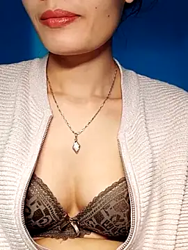 Snapshot of Hinna_x chatting on 11-25-25, 02:33 Hinna x online show from 11-25-25, 02:33