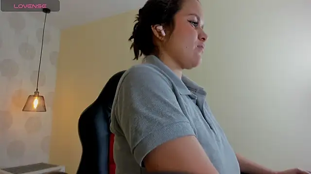 Snapshot of GIANAMILLER6 chatting on 02-17-26, 12:01 GIANAMILLER6 online show from 02-17-26, 12:01