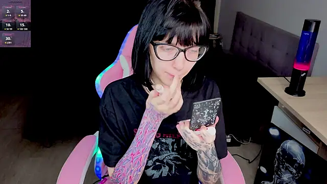 HazelTompson online show from 04-16-26, 01:01