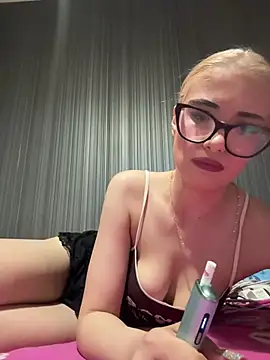 Snapshot of Larra69 chatting on 06-04-26, 05:41 Larra69 online show from 06-04-26, 05:41