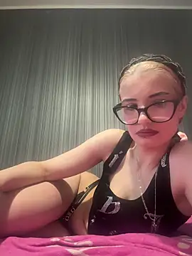 Snapshot of Larra69 chatting on 06-10-26, 04:39 Larra69 online show from 06-10-26, 04:39