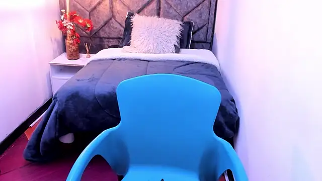 Kiara Cruz   online show from 12-16-25, 08:25