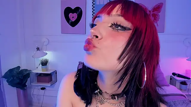 Snapshot of Zoe_Lynch_ chatting on 05-08-26, 12:10 Zoe Lynch online show from 05-08-26, 12:10