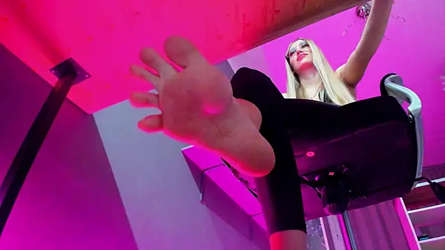 Snapshot of Yourweakness777 chatting on 12-20-25, 11:12 Yourweakness777 online show from 12-20-25, 11:12