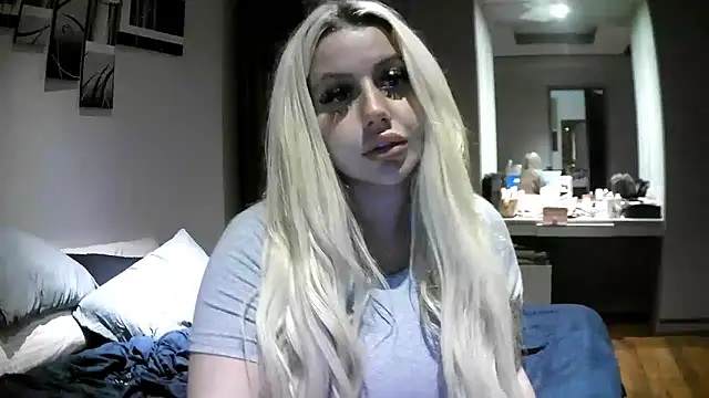 Snapshot of TiaDoll chatting on 10-10-25, 03:44 TiaDoll online show from 10-10-25, 03:44