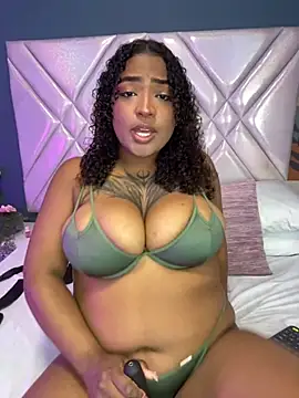 Snapshot of Cristal-Jonnes chatting on 09-19-25, 03:52 Cristal-Jonnes online show from 09-19-25, 03:52