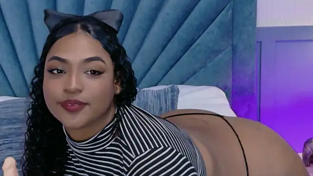 Snapshot of Cristal-Jonnes chatting on 11-18-25, 01:00 Cristal-Jonnes online show from 11-18-25, 01:00