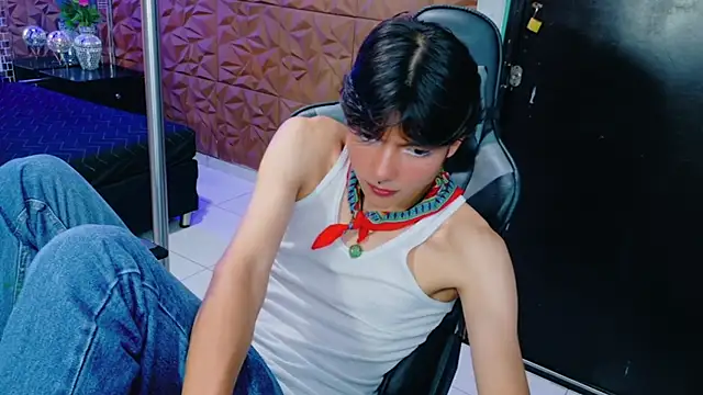 Snapshot of alandelrey57 chatting on 10-17-25, 10:23 alandelrey57 online show from 10-17-25, 10:23