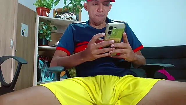 Snapshot of skinny23cm chatting on 11-26-25, 08:43 skinny23cm online show from 11-26-25, 08:43