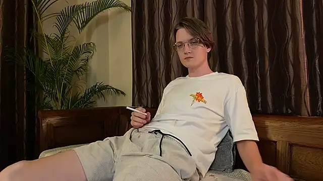 Snapshot of KellyTwink chatting on 06-26-26, 06:01 KellyTwink online show from 06-26-26, 06:01