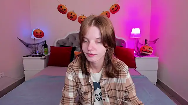 Snapshot of Madelaineses chatting on 10-22-25, 10:04 Madelaineses online show from 10-22-25, 10:04