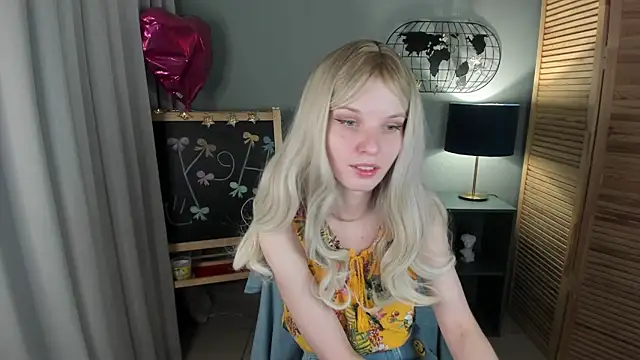 Snapshot of Madelaineses chatting on 11-15-25, 09:28 Madelaineses online show from 11-15-25, 09:28