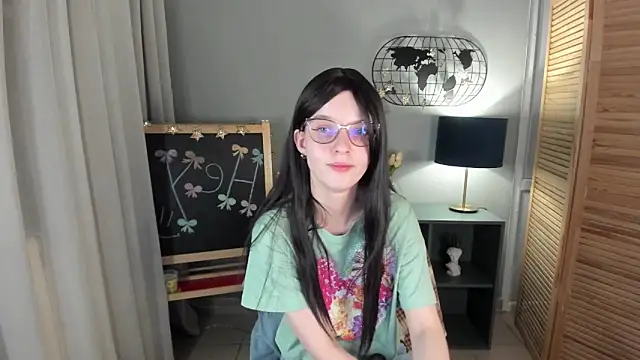 Snapshot of Madelaineses chatting on 11-26-25, 09:27 Madelaineses online show from 11-26-25, 09:27