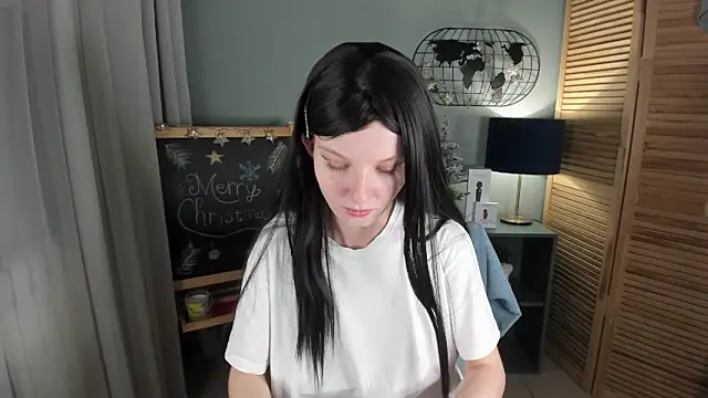 Snapshot of Madelaineses chatting on 12-18-25, 08:42 Madelaineses online show from 12-18-25, 08:42