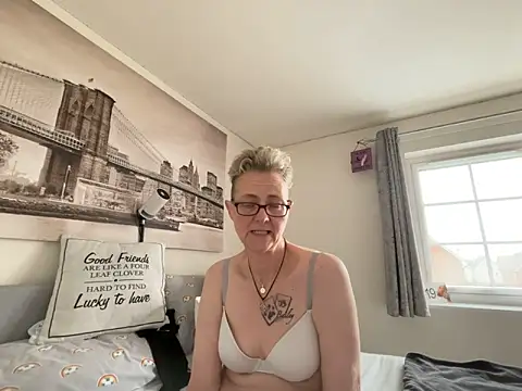 Curvy-Jinx online show from 04-15-26, 07:48