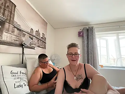 Snapshot of Curvy-Jinx chatting on 07-21-26, 11:01 Curvy-Jinx online show from 07-21-26, 11:01