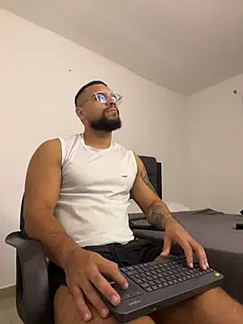 Snapshot of vincentjaxon chatting on 10-22-25, 11:43 vincentjaxon online show from 10-22-25, 11:43