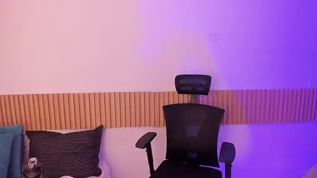 Snapshot of OliviaSweett chatting on 11-03-25, 07:48 OliviaSweett online show from 11-03-25, 07:48