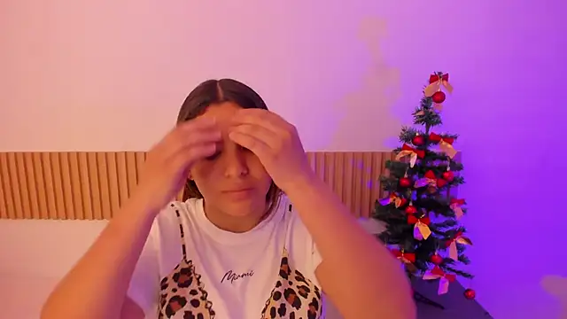 Snapshot of OliviaSweett chatting on 12-15-25, 07:40 OliviaSweett online show from 12-15-25, 07:40