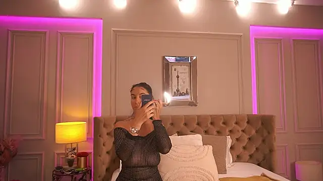Snapshot of FrancescaDante chatting on 06-27-26, 05:56 FrancescaDante online show from 06-27-26, 05:56