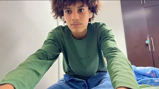 Snapshot of Max_Rain chatting on 11-23-25, 04:01 Max Rain online show from 11-23-25, 04:01