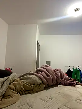 Chloe Leaozinho online show from 10-15-25, 07:58