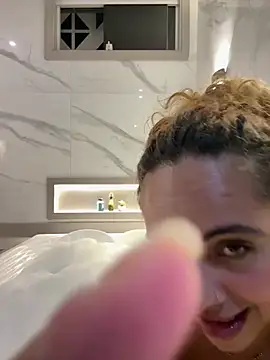 Chloe Leaozinho online show from 04-06-26, 11:49