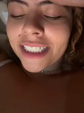 Chloe Leaozinho online show from 05-16-26, 12:07