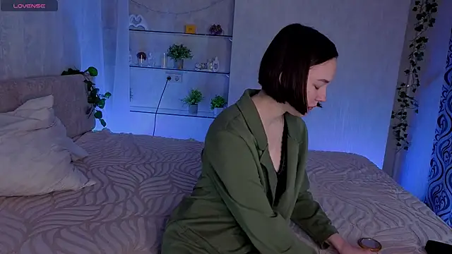 LoisBasil online show from 11-07-25, 04:18