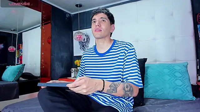 Snapshot of Matteo12_ chatting on 10-22-25, 03:18 Matteo12 online show from 10-22-25, 03:18