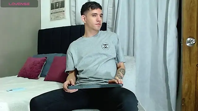 Snapshot of Matteo12_ chatting on 11-09-25, 04:00 Matteo12 online show from 11-09-25, 04:00