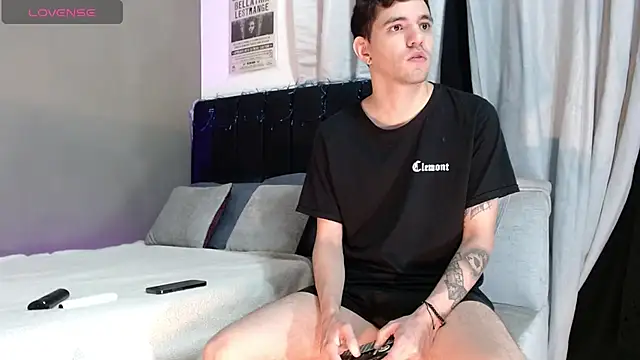 Snapshot of Matteo12_ chatting on 11-30-25, 08:51 Matteo12 online show from 11-30-25, 08:51