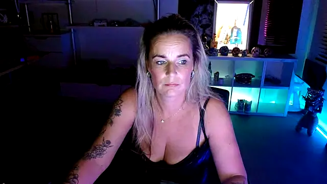 Mrs-Aurora online show from 10-12-25, 06:29